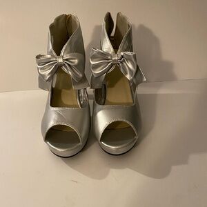 Beautiful 4 inch heel silver pumps size 9